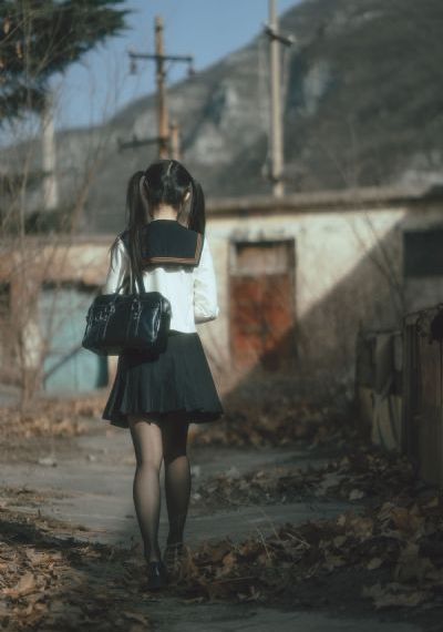 女子高中部的腰姿羽毛球策驰_欧美在线观看